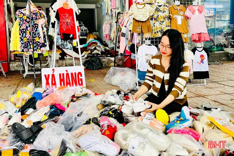 Từ đầu tháng 10, chị Linh lại thanh lý hàng tồn kho toàn bộ cửa hàng để xoay vốn nhập hàng thu đông. bqbht_br_00iiiuhbb.jpg