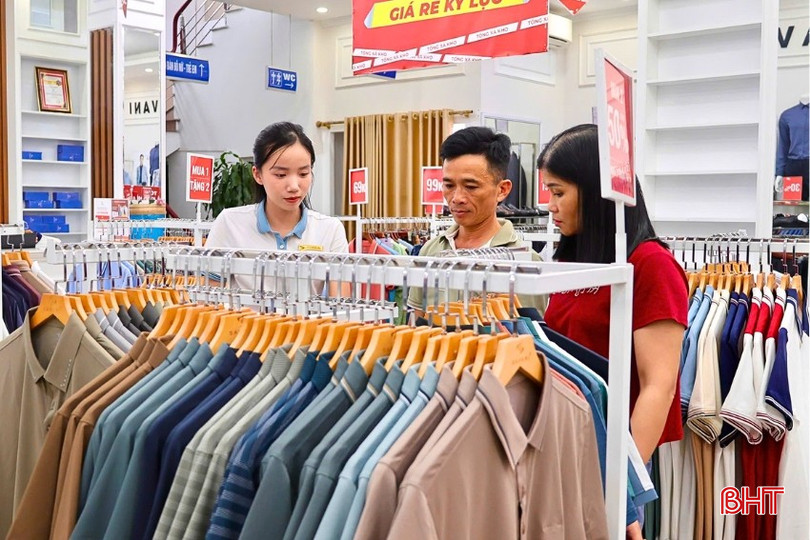 Nhiều người tranh thủ săn sale cuối mùa vì giá rẻ, tiết kiệm được kinh phí. bqbht_br_hhhhh.jpg