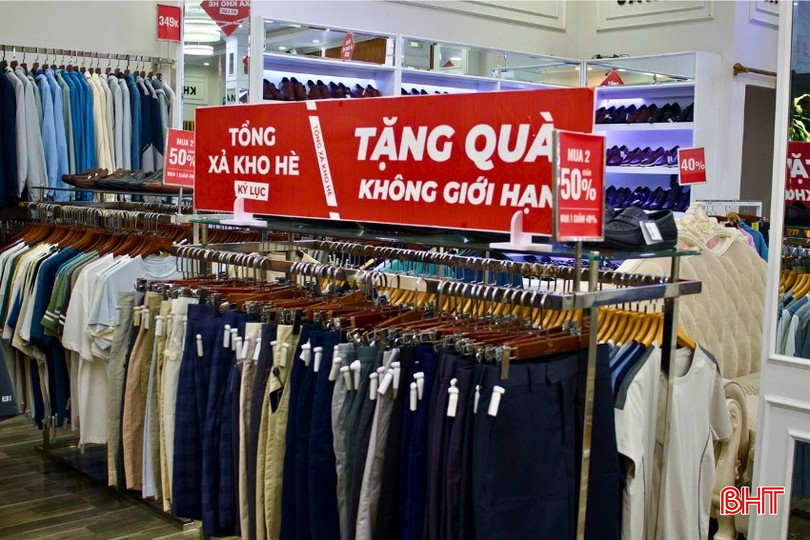 Các biển giảm giá được treo từ sớm, bố trí ở những nơi dễ nhìn. bqbht_br_00000io.jpg