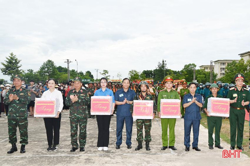 Trung tướng Hà Thọ Bình cùng Bí thư Tỉnh ủy Hoàng Trung Dũng và Phó Bí thư Thường trực Tỉnh ủy Hà Tĩnh Trần Thế Dũng tặng quà các lực lượng tham gia diễn tập KVPT tỉnh Hà Tĩnh năm 2023. Anh 6 - Copy.JPG