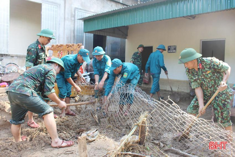 Cán bộ, chiến sĩ LLVT Quân khu 4 luôn xem việc tham gia nhiệm vụ phòng chống thiên tai, tìm kiếm cứu nạn, cứu hộ là "mệnh lệnh từ trái tim". Anh 3 - Copy.JPG