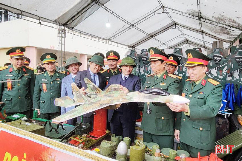 Trung tướng Hà Thọ Bình (thứ 2 từ phải qua) và Bí thư Tỉnh ủy Hà Tĩnh Hoàng Trung Dũng - Bí thư Đảng ủy Quân sự tỉnh (thứ 3 từ phải qua) tham quan mô hình học cụ huấn luyện tại Bộ CHQS tỉnh Hà Tĩnh. Anh 1 - Copy.jpg