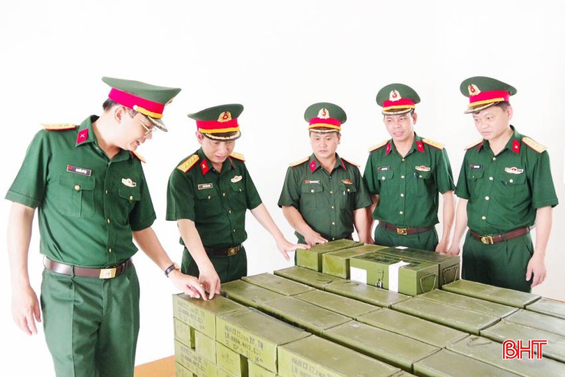 Cơ quan Kỹ thuật Quân khu 4 và thủ trưởng Bộ CHQS tỉnh kiểm tra công tác bảo quản, bảo dưỡng vũ khí trang bị tại Ban CHQS huyện Thạch Hà. 1 - Copy.jpg