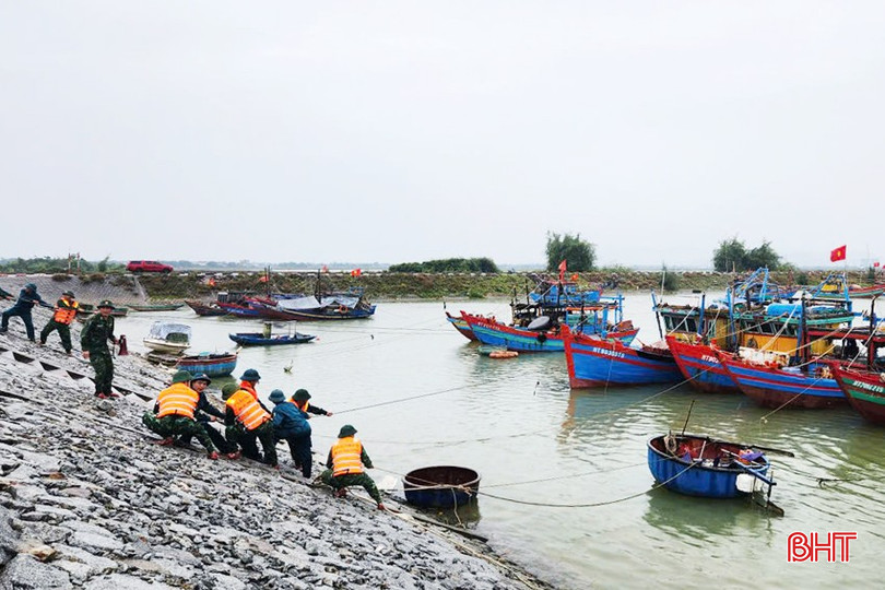 BĐBP Lạch Kèn hỗ trợ ngư dân bám biển vươn khơi, phòng chống thiên tai, xây dựng NTM. bqbht_br_z6849461292538-96f5d9010a64934bf6118e33d1aa5e39.jpg