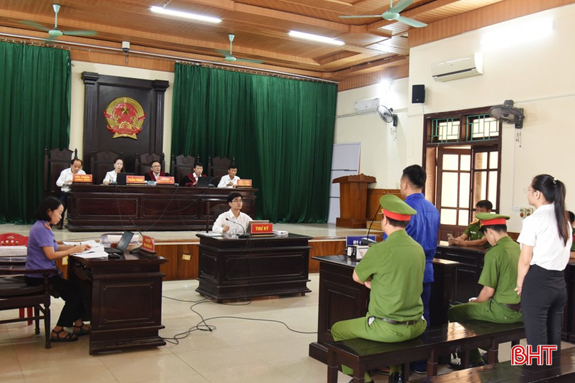 Ngày 27/9, Tòa án nhân dân tỉnh xét xử sơ thẩm bị cáo Đỗ Hạnh và Trần Thị Quỳnh Như cùng về tội "Lừa đảo chiếm đoạt tài sản" bqbht_br_dsc-0930-copy.jpg