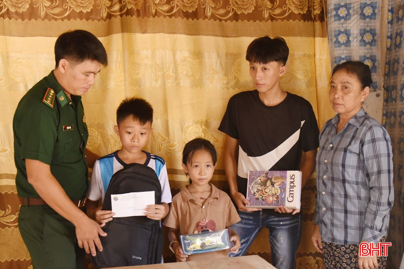 BĐBP Cửa Sót trao quà và tiền hỗ trợ cho anh em các cháu Nguyễn Văn Hạnh (cầm cặp) ở thôn Giang Hà (xã Thạch Kim, huyện Lộc Hà). DSC_0167 - Copy.JPG
