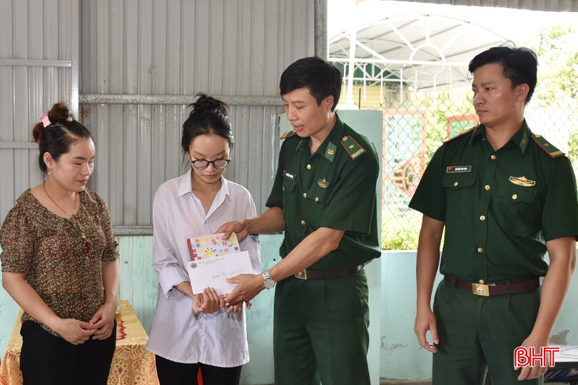 Cán bộ, chiến sĩ Đồn Biên phòng Đèo Ngang trao sách vở, tiền hỗ trợ cho học sinh nghèo theo chương trình "Nâng bước em đến trường". DSC_5086 - Copy.JPG