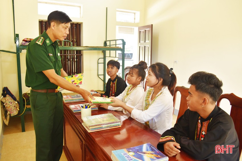 Trung tá Nguyễn Văn Thiên - Tổ trưởng Tổ công tác Biên phòng bản Rào Tre chuẩn bị đồ dùng học tập cho các con nuôi. DSC_0089 - Copy.JPG