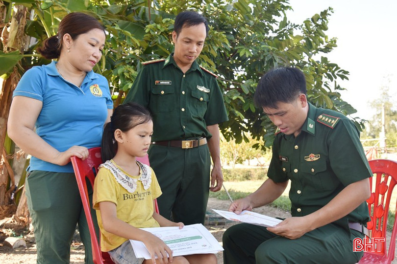 BĐBP Cửa Sót phối hợp với nhà trường đến tặng đồ dùng học tập, trao tiền hỗ trợ, kiểm tra tình hình học tập của cháu Nguyễn Thị Thanh Hiền ở thôn Yên Điềm (xã Thịnh Lộc). DSC_0235 - Copy.JPG