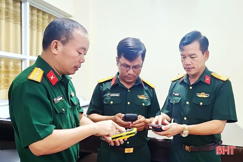 Trung tá Nguyễn Viết Trung (đứng giữa) trao đổi nghiệp vụ sử dụng các trang thiết bị phục vụ công tác chuyên môn với đồng đội. Anh đc Trung trao đổi nghiệp vụ sử dụng các trang thiết bị phục vụ công tác chuyên môn - Copy.jpg