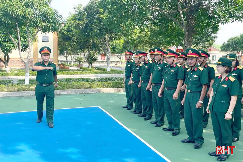 Không chỉ hoàn thành chức trách được giao mà Trung tá Trung còn đảm nhiệm giáo viên huấn luyện điều lệnh cho đơn vị. Ảnh đc Trung không chỉ hoàn thành chức trách được giao mà còn đảm nhiệm giáo viên huấn luyện điều lệnh cho đơn vị - Copy.jpg