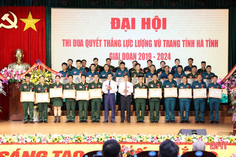 Trung tá Nguyễn Viết Trung (đứng hàng đầu, thứ tư từ trái qua phải) là một trong những điển hình tiêu biểu trong phong trào TĐQT của LLVT Hà Tĩnh giai đoạn 2019 - 2024. IMG_1458 - Copy.JPG