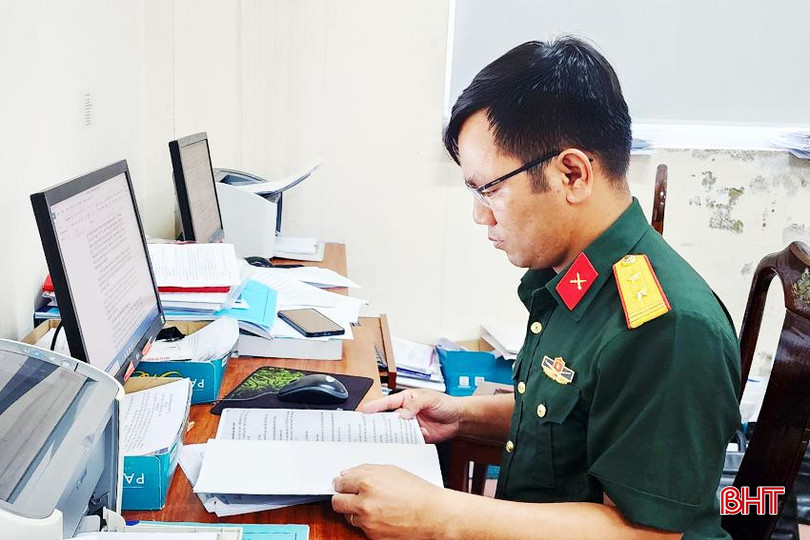 Trung tá Nguyễn Viết Trung là cán bộ tác chiến luôn tận tụy, hết mình vì công việc và là điển hình trong phong trào TĐQT của LLVT Hà Tĩnh. Anh đc Trung luôn tận tụy, hết mình vì công việc - Copy.jpg