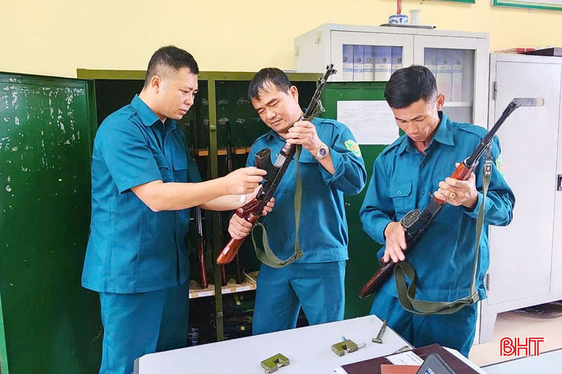 Lực lượng dân quân cơ động thị trấn Nghèn (Can Lộc) kiểm tra vũ khí, trang bị, sẵn sàng lực lượng để xử lý các tình huống có thể xảy ra trên địa bàn. bqbht_br_anh-5-copy.jpg