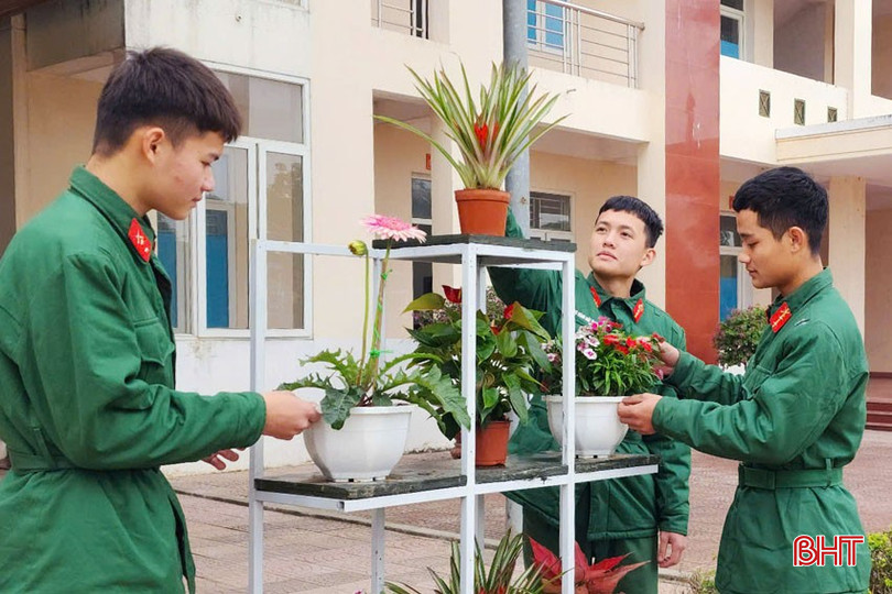 Các chiến sĩ trẻ Trung đoàn 841 xây dựng cảnh quan môi trường, bồn hoa cây cảnh đón Tết. bqbht_br_anh-3-copy.jpg