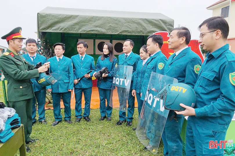 Ban CHQS huyện Cẩm Xuyên kiểm tra vật chất, hướng dẫn sử dụng công cụ hỗ trợ cho lực lượng dân quân cơ động thị trấn Cẩm Xuyên để thực hiện tốt nhiệm vụ Tết. bqbht_br_anh-9-copy.jpg