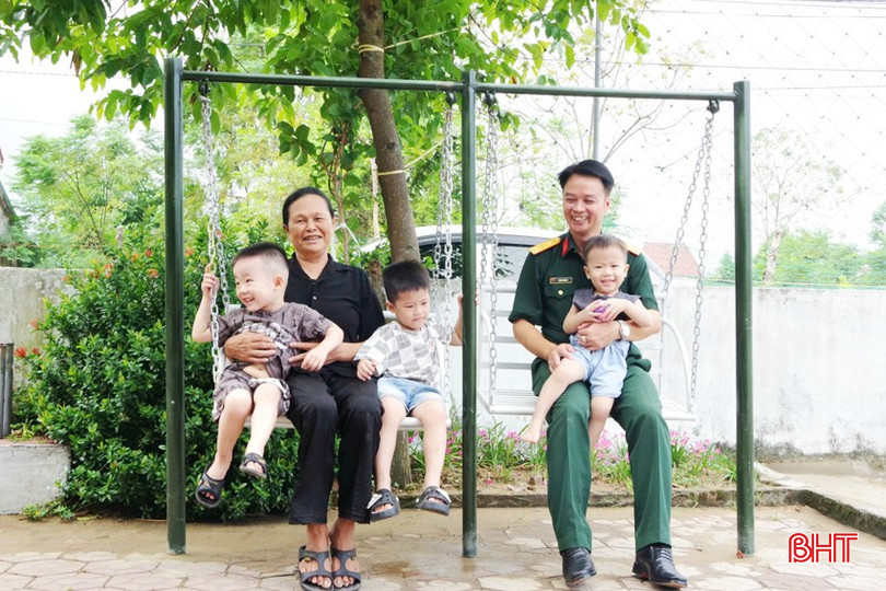 Nụ cười rạng ngời hạnh phúc, ấm áp tình quân - dân ở công trình dân vận khéo thuộc vùng biên giới biển Xuân Liên (Nghi Xuân). bqbht_br_1111-copy.jpg
