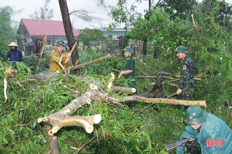 Cán bộ, nhân viên Ban CHQS huyện Cẩm Xuyên giúp đỡ Nhân dân xã Cẩm Dương khắc phục hậu quả mưa bão. bqbht_br_5-copy.jpg