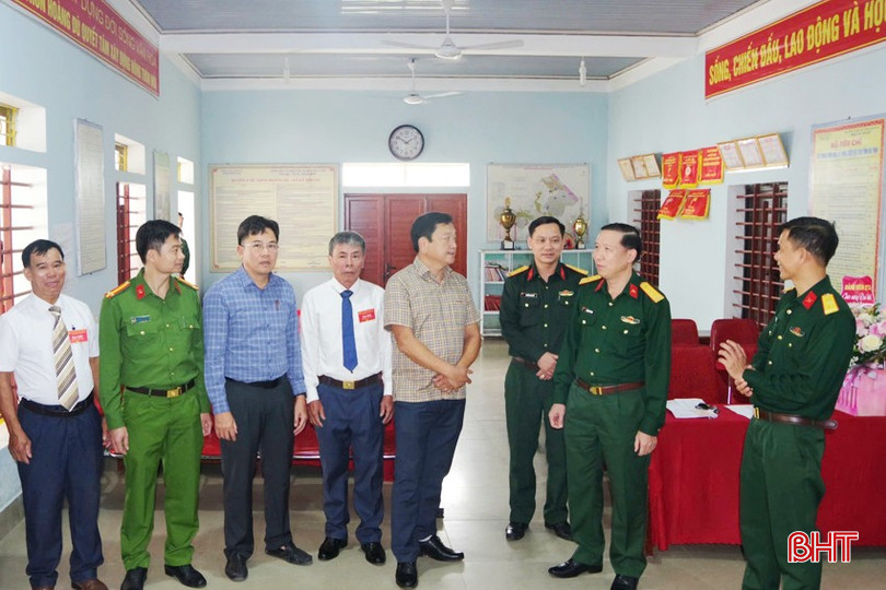Lãnh đạo Bộ CHQS tỉnh và lãnh đạo huyện Kỳ Anh kiểm tra chất lượng công trình Đề án 2036 tại Nhà văn hóa thôn Hoàng Dụ, xã Kỳ Khang. bqbht_br_4-copy.jpg