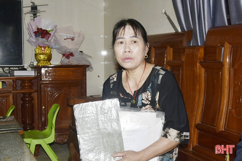 Bị em chồng chiếm đất, gần 30 năm nay bà Nguyễn Thị Liệu ở xã Thiên Lộc (Can Lộc) nhiều lần mang hồ sơ, giấy tờ "gõ cửa" các cấp, ngành nhưng vẫn chưa được giải quyết dứt điểm. bqbht_br_dsc4939-copy.jpg