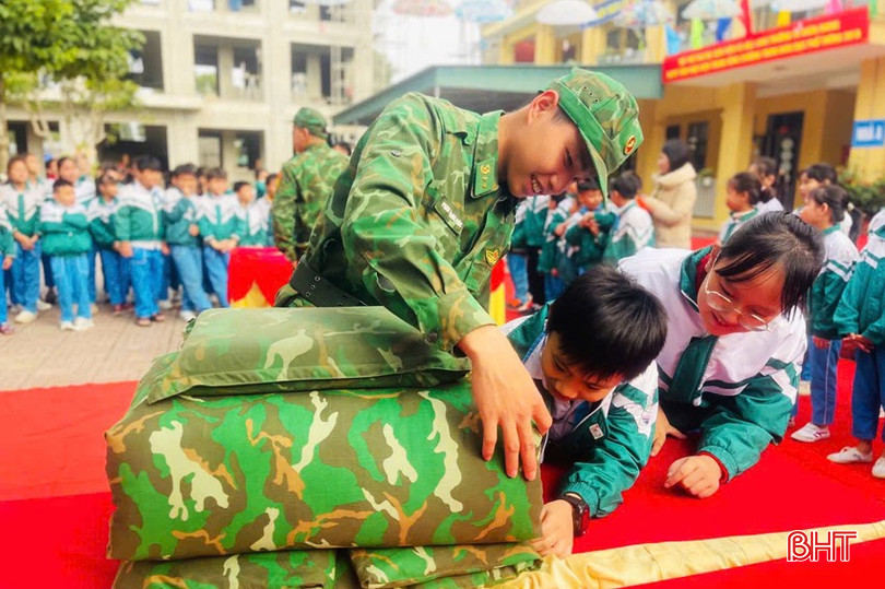 Học sinh ở các trường tiểu học ven biển Nghi Xuân học làm chiến sĩ từ những điều quen thuộc, ý nghĩa nhất. bqbht_br_111-copy.jpg