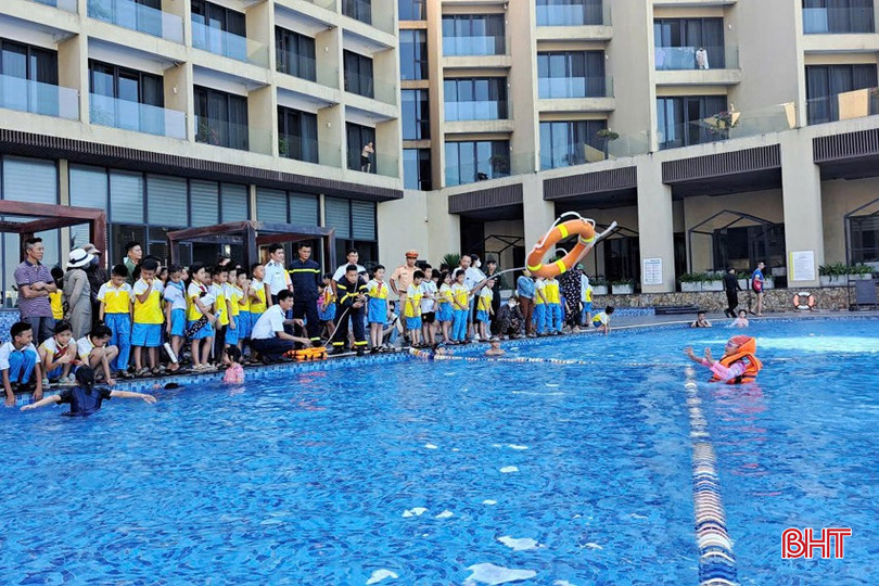 Dạy bơi miễn phí và hướng dẫn cách phòng chống đuối nước cho các em học sinh ở xã Xuân Thành (Nghi Xuân). 1 - Copy.jpg