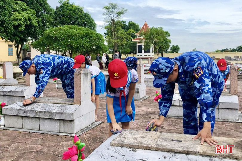 Tham gia dọn dẹp khuôn viên nghĩa trang và chăm sóc các phần mộ liệt sĩ ở Nghĩa trang liệt sĩ huyện Nghi Xuân. 2 - Copy.jpg