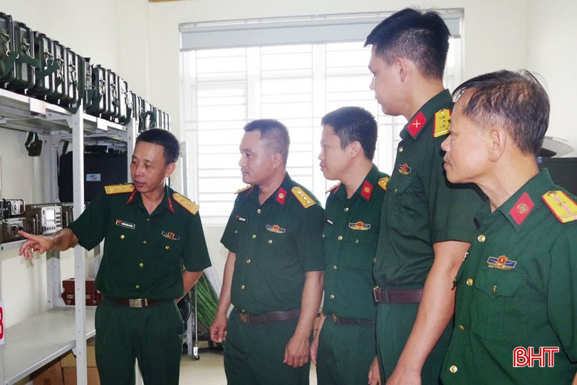Đại đội Thông tin 18 (Phòng Tham mưu) tích cực ứng dụng CNTT, CĐS, các trang thiết bị điện tử hiện đại để bảo đảm "mạch máu" thông tin liên lạc luôn thông suốt. bqbht_br_anh-4.jpg