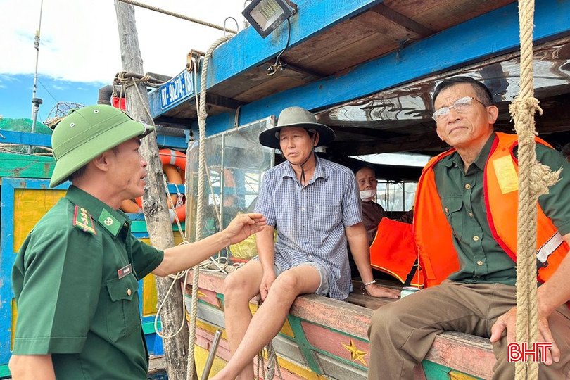 BĐBP Cửa Sót dặn dò, nhắc nhở ngư dân chú ý đảm bảo an toàn khi tham gia tìm kiếm người mất tích trên biển. bqbht_br_4.jpg