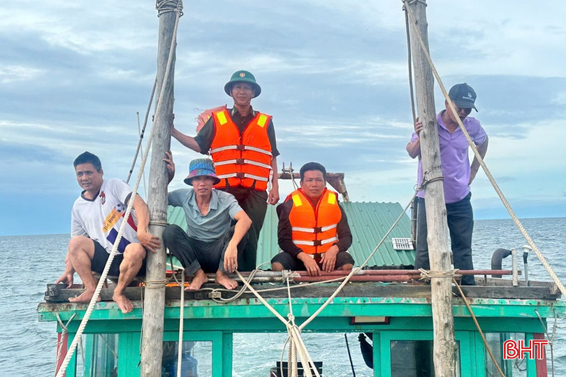 50 tàu cá, mỗi tàu có 4 - 5 người đang liên tục tìm kiếm ở vùng biển Cửa Sót. bqbht_br_3.jpg