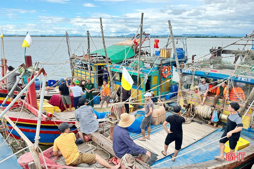 Ngư dân xã Lộc Hà tạm dừng sản xuất để cùng lực lượng chức năng tổ chức tìm kiếm người mất tích trên biển. bqbht_br_2.jpg
