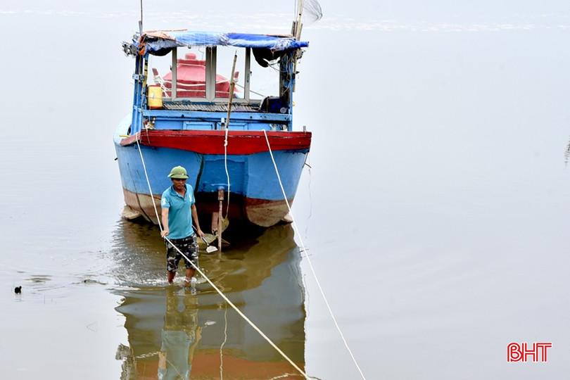Ngư dân Trần Đình Nhất ở xã Kỳ Hà lo lắng nhất là khi thủy triều xuống phải lội bộ 1,5 km để về nhà. dt-dsc3316-8429.jpg