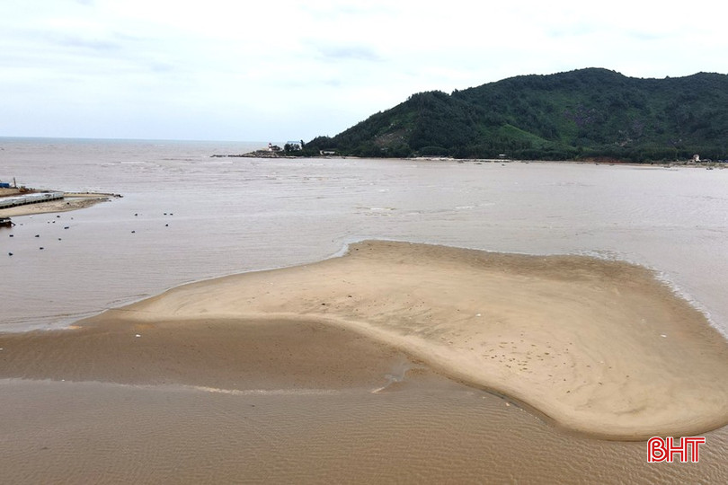 Cửa Nhượng (xã Cẩm Nhượng, huyện Cẩm Xuyên) cũng đang bị bồi lắng nghiêm trọng khiến tàu thuyền qua lại khó khăn, mất an toàn, nhất là khi có mưa bão. dt-dji-0794-3261.jpg