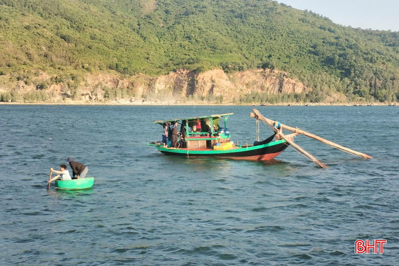 Luồng lạch bồi lắng nên nhiều ngư dân Thạch Kim (Lộc Hà) chọn cách neo đậu tàu thuyền xa khu vực cảng, dùng thuyền thúng vào bờ để khi thủy triều xuống vẫn có thể ra biển sản xuất. 12-4529.jpg