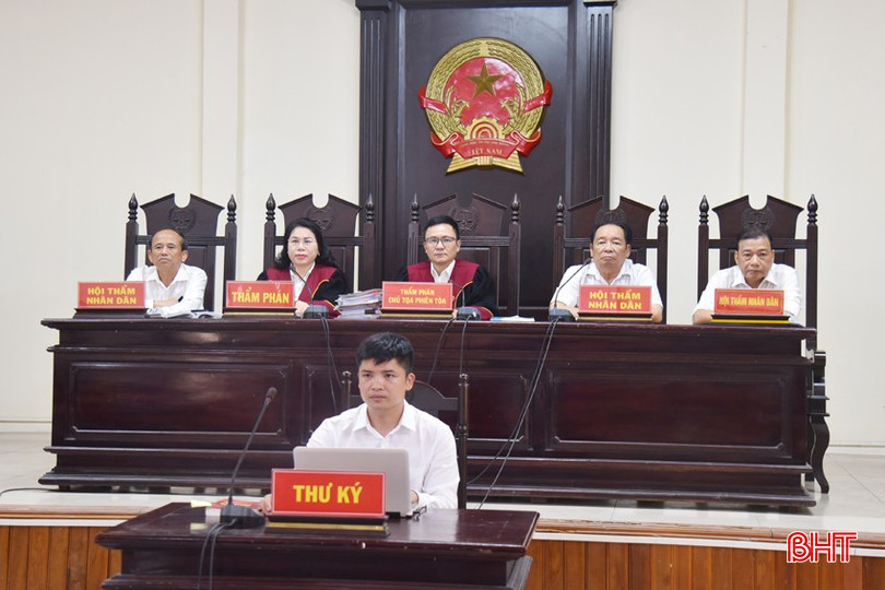 Ngày 25/7, Tòa án nhân dân tỉnh tổ chức xét xử sơ thẩm công khai vụ án hình sự đối với 5 bị cáo về tội “Mua bán trái phép chất ma tuý”, “Tàng trữ trái phép chất ma tuý” và “Tàng trữ trái phép vật liệu nổ”. bqbht_br_dsc-9449-copy.jpg