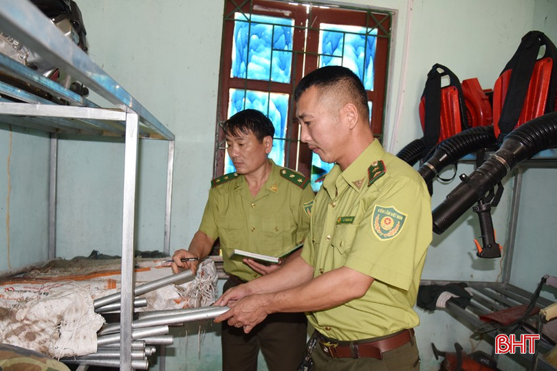 Cán bộ kiểm lâm huyện Vũ Quang soát xét, kiểm tra phương tiện, công cụ, trang bị phục vụ PCCCR đầu mùa nắng nóng. bqbht_br_dsc-3581-copy.jpg