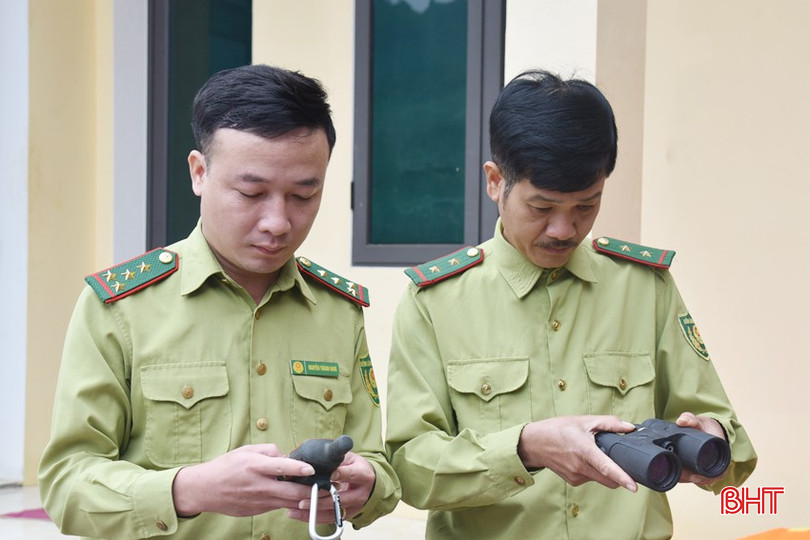 Cán bộ bảo vệ rừng Vườn quốc gia Vũ Quang kiểm tra ống nhòm, máy định vị và các trang thiết bị khác phục vụ công tác quan sát, bảo vệ rừng mùa nắng nóng. bqbht_br_dsc-1603-copy.jpg