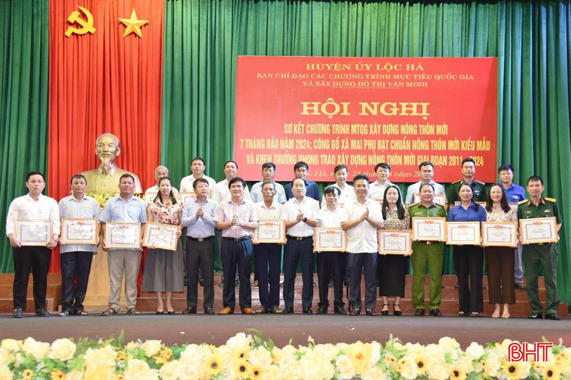 21 tập thể (trong ảnh) và 31 cá nhân có thành tích xuất sắc trong xây dựng NTM giai đoạn 2021 - 2024 được tặng giấy khen của UBND huyện. DSC_0010 - Copy.JPG