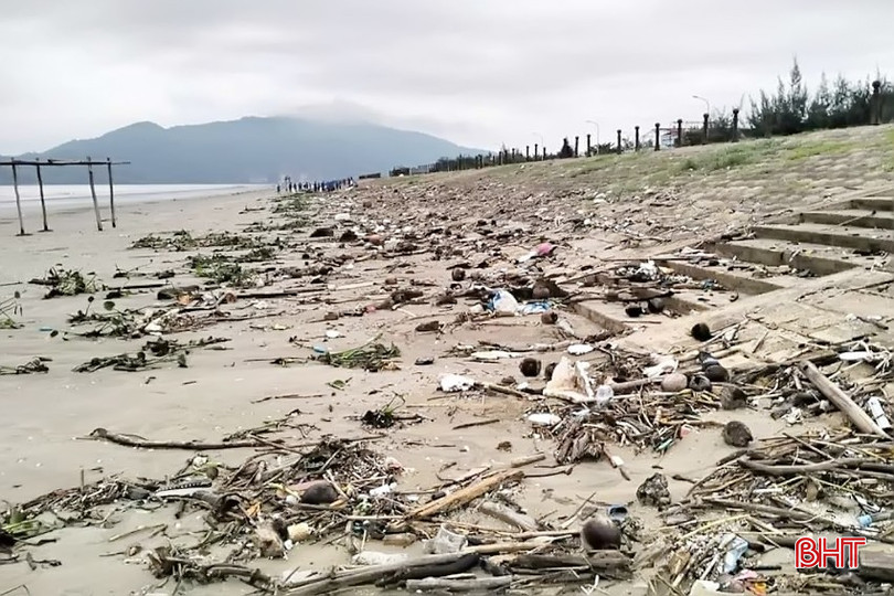 Huyện đoàn Lộc Hà tổ chức ra quân dọn dẹp vệ sinh môi trường biển sau những ngày bị ảnh hưởng mưa bão.