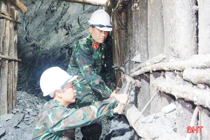 Những người lính công binh mở hầm trong lòng núi ở Hương Khê. Anh 11 - Copy.JPG