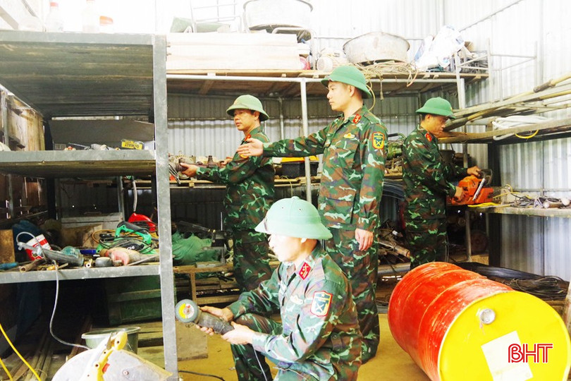 Cán bộ, nhân viên Đại đội 17 Công binh chuẩn bị phương tiện, máy móc, vật chất chuẩn bị cho một ngày làm việc mới. Anh 5 - Copy.JPG