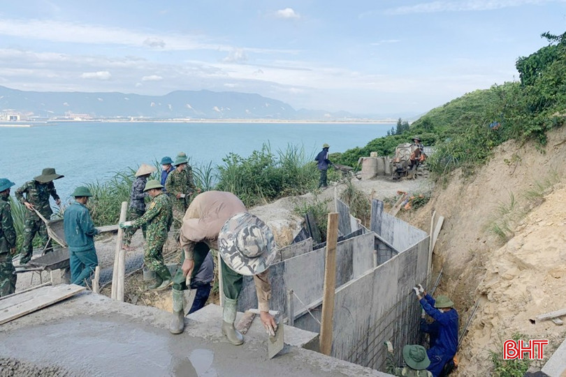 Lính công binh miệt mài cải tạo hệ thống công sự trận địa 12 - Copy.jpg