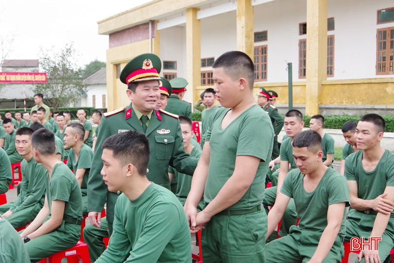 Đại tá Nguyễn Xuân Thắng động viên những người lính trẻ ở Trung đoàn 841 tiếp bước cha anh, nhận và hoàn thành xuất sắc mọi nhiệm vụ được giao. bqbht_br_dai-ta-nguyen-xuan-thang-dong-vien-nhung-nguoi-linh-tre-o-trung-doan-841-phat-huy-truyen-thong-80-nam-cua-llvt-ha-tinh-de-khong-ngung-ren-luyen-phan-dau-lap-cong.jpg