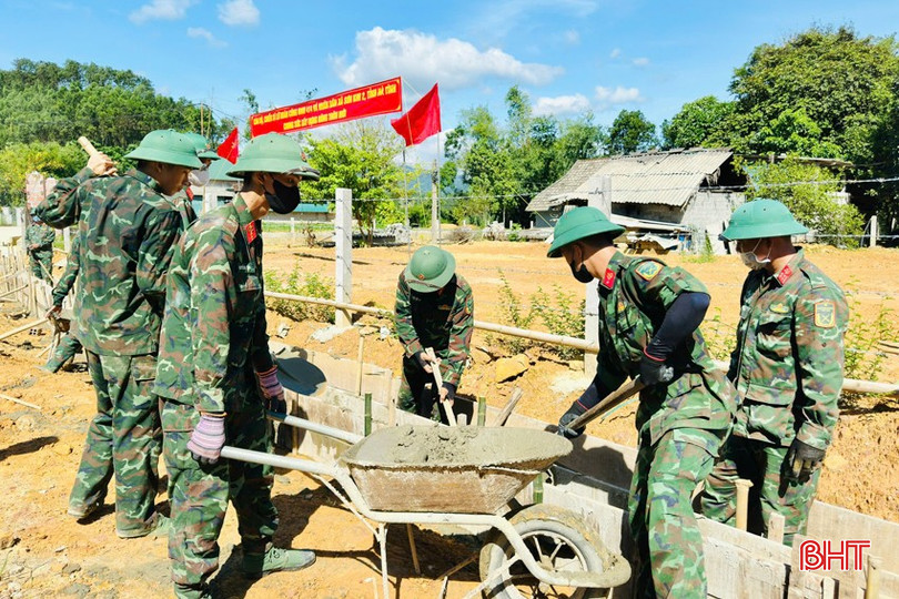 LLVT Hà Tĩnh giúp đỡ xã Hương Đô xây dựng NTM để góp phần xây dựng cơ sở vững mạnh toàn diện và củng cố "thế trận lòng dân". bqbht_br_llvt-tich-cuc-tham-gia-xay-dung-ntm-gan-voi-cham-lo-co-so-vung-manh-toan-dien-de-cung-co-the-tran-long-dan-o-xa-huong-do.jpg