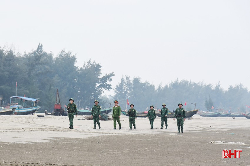 Phối hợp với lực lượng công an, dân quân biển để tăng cường kiểm tra, kiểm soát địa bàn, bờ biển xã Xuân Liên. bqbht_br_dsc-0595-copy.jpg