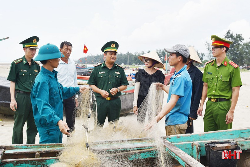 Các cấp ủy, chỉ huy Đồn Biên phòng Lạch Kèn thường xuyên sâu sát địa bàn, nắm chắc tình hình để nâng cao năng lực lãnh đạo, chỉ đạo, điều hành đơn vị thực hiện tốt nhiệm vụ bảo vệ biên giới biển. bqbht_br_dsc-3382-copy.jpg