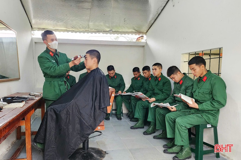 Ngay từ khi vào đơn vị, các quân nhân trẻ đã được cắt tóc gọn gàng. bqbht_br_5-copy.jpg