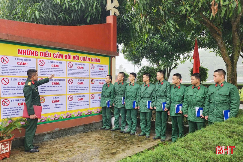 Lính mới được học tập, quán triệt điều lệnh, điều lệ và các chế độ quy định của đơn vị. bqbht_br_9-copy.jpg