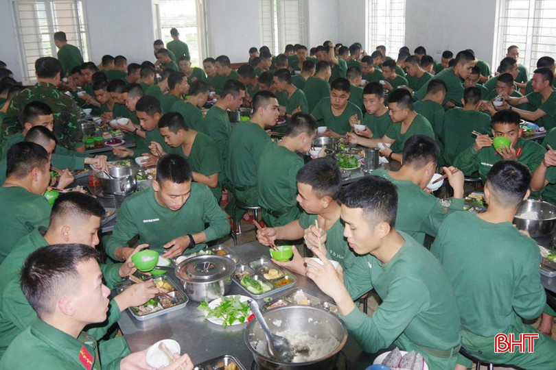 Trước khi huấn luyện, 100 lính mới phải hình thành tác phong quân nhân, thói quen ăn đúng giờ, ngủ đúng giấc, làm đúng mệnh lệnh. bqbht_br_11-copy.jpg