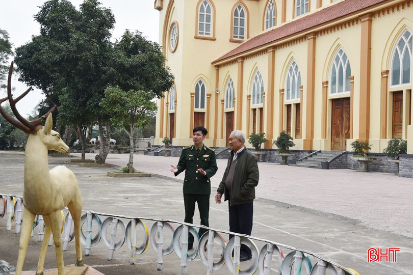 Thiếu tá Võ Văn Hải - Chính trị viên phó Đồn Biên phòng Lạch Kèn trao đổi với linh mục quản xứ về việc vận động đồng bào công giáo tham gia bảo vệ chủ quyền biển đảo, đảm bảo ANTT trên địa bàn. bqbht_br_dsc-0484-copy.jpg